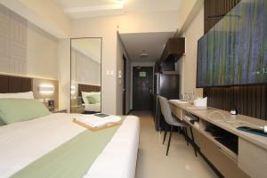 Aurora Escalades Studio KingBed Cubao Pool Parking