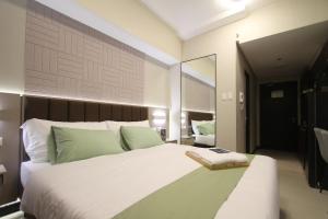 Aurora Escalades Studio KingBed Cubao Pool Parking