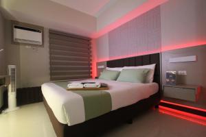 Aurora Escalades Studio KingBed Cubao Pool Parking
