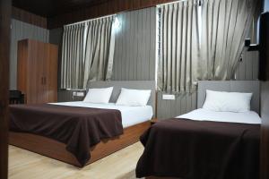 Grand sapphire 100 meters from Sub urban Bus stand Mysore