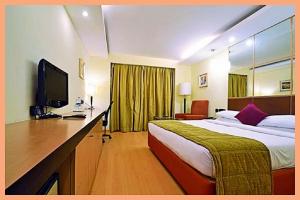 Hotel Royal Banarasia Palace - Near Shree Kashi Vishwanath Temple # Vidyapeeth Road # Free Wi-Fi & Parking and Room Services # Fully Air Conditioning Rooms # Best Family Stay Hotel In Varanasi City