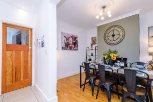 Spacious 3 Bed Home in Great Location by 53 Degrees Property - Ideal for Business with Parking