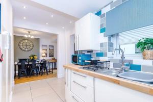 Spacious 3 Bed Home in Great Location by 53 Degrees Property - Ideal for Business with Parking