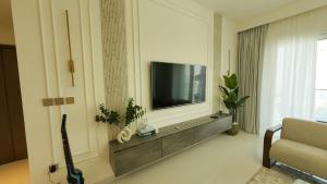 Elegant Seaside Luxury 1BR in Beachfront, Grand BLeu Tower, Pool & Gym