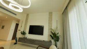 Elegant Seaside Luxury 1BR in Beachfront, Grand BLeu Tower, Pool & Gym