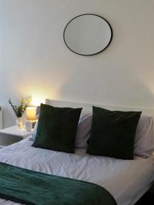 Modern & Spacious 2-bed flat - Central Cardiff - Fast Wifi - Long & Short Stay