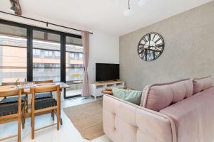 Stylish Pastel Apartment with Parking and Balcony by Noclegi Renters