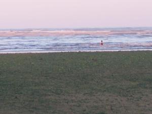 Próximo a praia ao comércio e ao Hospital Regional