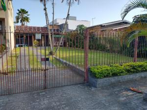 Próximo a praia ao comércio e ao Hospital Regional