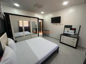 T2 Cosy & Central Akid Lotfi