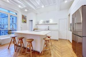 Large 170 m Family Apartment near Montparnasse