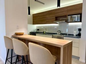 Departamento moderno pleno centro con pileta y cochera privada