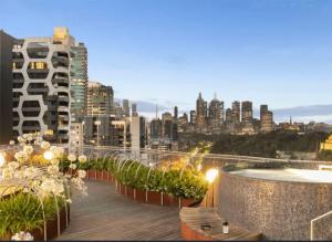 Emerald Suite - City View Hot Tub & Free Parking