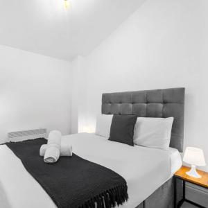 Central Wolverhampton 3-Bed Townhouse - Gated & Secure - Bedroom TV 1CO