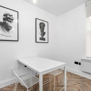 Central Wolverhampton 2-Bed Townhouse - Gated & Secure - Bedroom TV 1CO