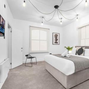 Central Wolverhampton 3-Bed Townhouse - Gated & Secure - Bedroom TV 1CO