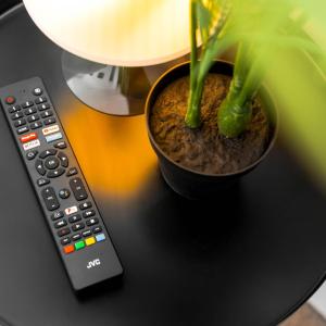 Central Wolverhampton 3-Bed Townhouse - Gated & Secure - Bedroom TV 1CO