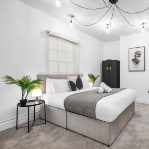 Central Wolverhampton 3-Bed Townhouse - Gated & Secure - Bedroom TV 1CO