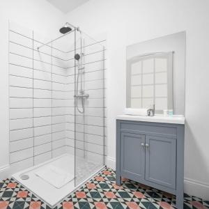 Central Wolverhampton 3-Bed Townhouse - Gated & Secure - Bedroom TV 1CO