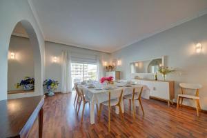 Villa Amora City Sky Line Views and Billiards Room by Haven and Keys Malta