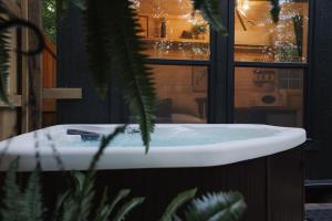 The Fern - Romantic Getaway, Hot Tub, Fire Pit, and Near Hiking!