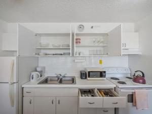 Walk to Beach. King Bed. Diamond head. Ocean view