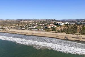 Coastal Duo Steps to Wedding Venues Beach Ole Hanson Casino