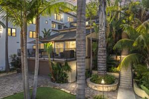 Tropical 2BR Retreat Walk to Beach Wedding Venues Large Deck