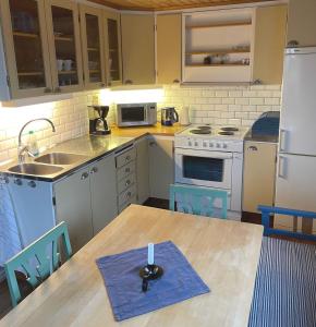 Lovely Cottage near the Resort Nösund SE09111