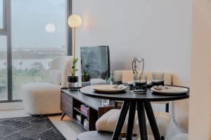 The Elegant Green Suite - City & Albert Park Views