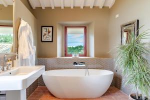 Luxury 8 Bed Tuscan Villa Near Florence with Heated Infinity Pool