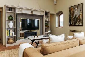 Luxury 8 Bed Tuscan Villa Near Florence with Heated Infinity Pool