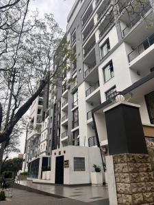 Spacious 2BR Apt Minutes from Rosebank Mall & Gautrain