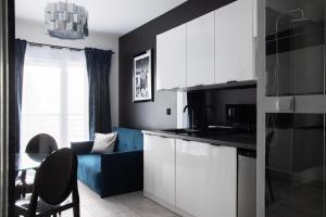Nowoczesny apartament GLAMOUR Łódź z prysznicem pośrodku