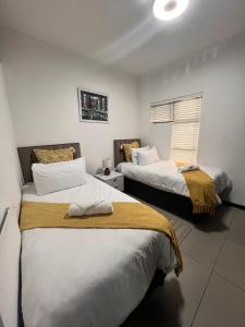 Spacious 2BR Apt Minutes from Rosebank Mall & Gautrain