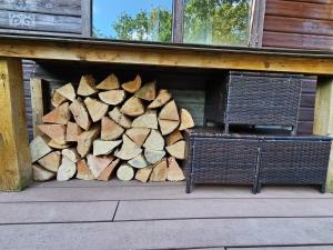 The Woodland Lodge - Wood Fired Hot Tub and Firepit