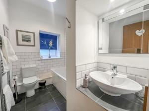 Spacious, luxury, terrace cottage with hot tub