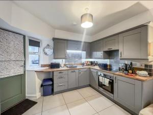 Spacious, luxury, terrace cottage with hot tub