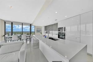 Modern Three-Bedroom Beachside Retreat With Panoramic Views