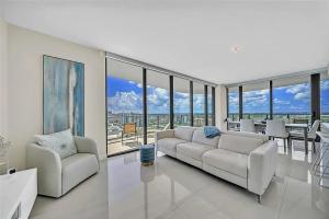 Modern Three-Bedroom Beachside Retreat With Panoramic Views