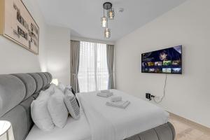 2 BR in Forte, Close to Dubai Mall with Pool and Gym