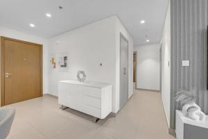 2 BR in Forte, Close to Dubai Mall with Pool and Gym