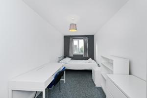 Large Family Home with 6 Beds Near Highfields Park