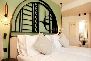 Zeus Essence Bucharest Opera