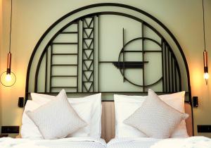 Zeus Essence Bucharest Opera