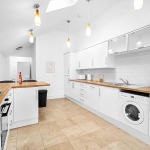 Stylish 3 Bed House - Garden - Parking - Smart TV - Netflix 465HE