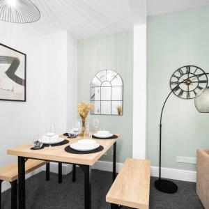 Stylish 3 Bed House - Garden - Parking - Smart TV - Netflix 465HE