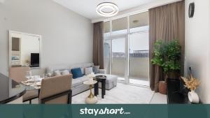 StayShort - Modern 1 Bed in JVC Sleeps 4 with City Views