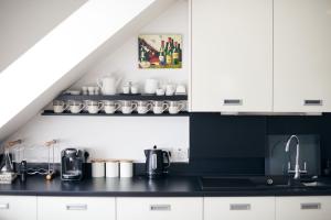 Footprints-comfortable and modern one bedroom Apartment - walking distance to the pretty harbour