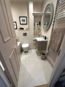 Near Fulham Broadway Station - Sleeps 2 King Sized